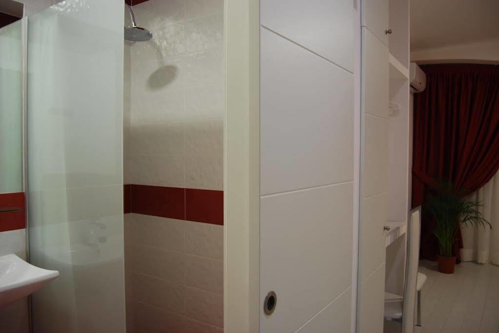Hostal Petite Maman Madrid Eksteriør bilde